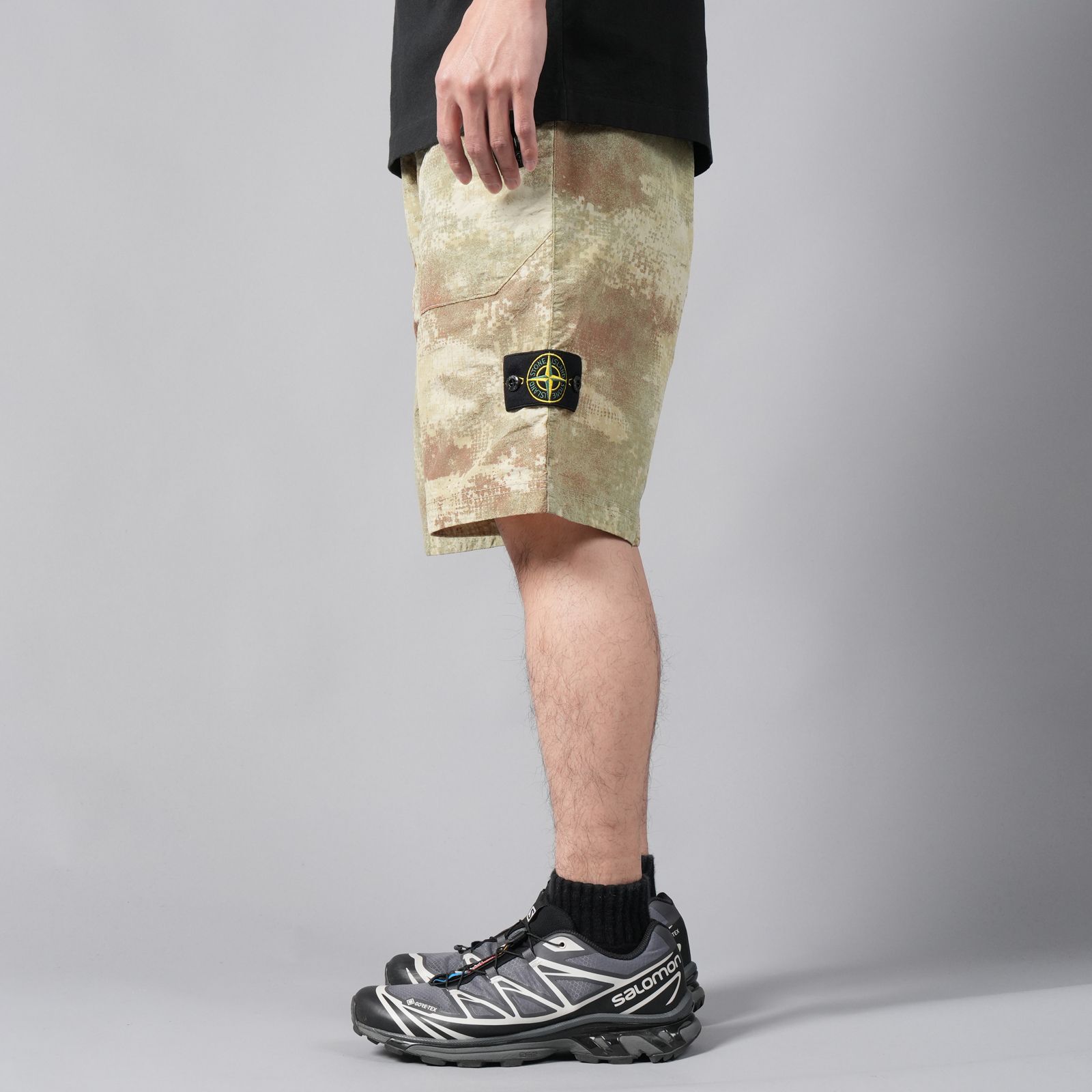 STONE ISLAND - 【ラスト1点】L20E1 / DISSOLVING GRID CAMOUFLAGE ON ECONYL  REGENERATED NYLON / SWIM SHORTS / ナイロンハーフパンツ [水陸両用] (ベージュ) | Confidence