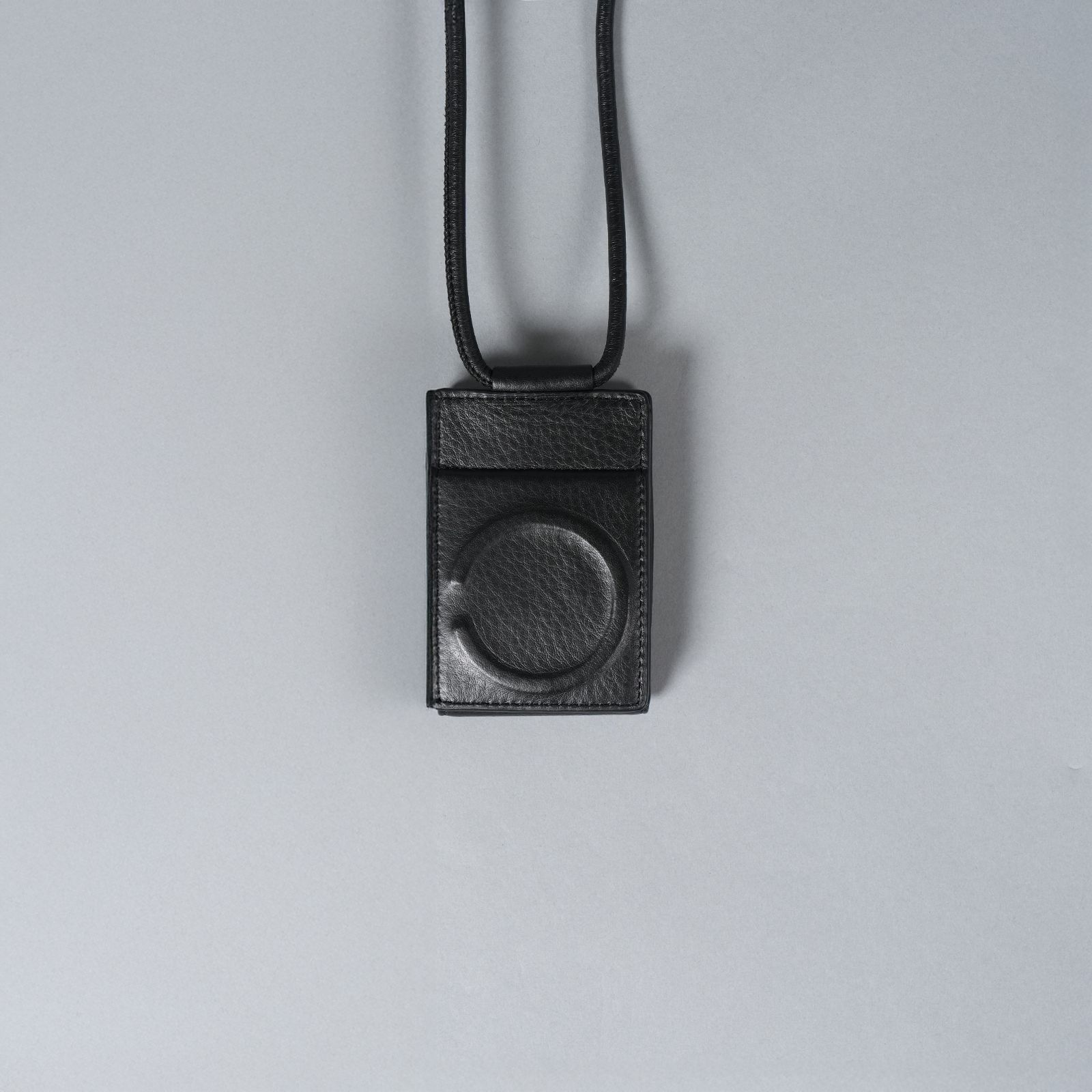 objcts.io - レザーストラップ付iPhoneアクセサリー
