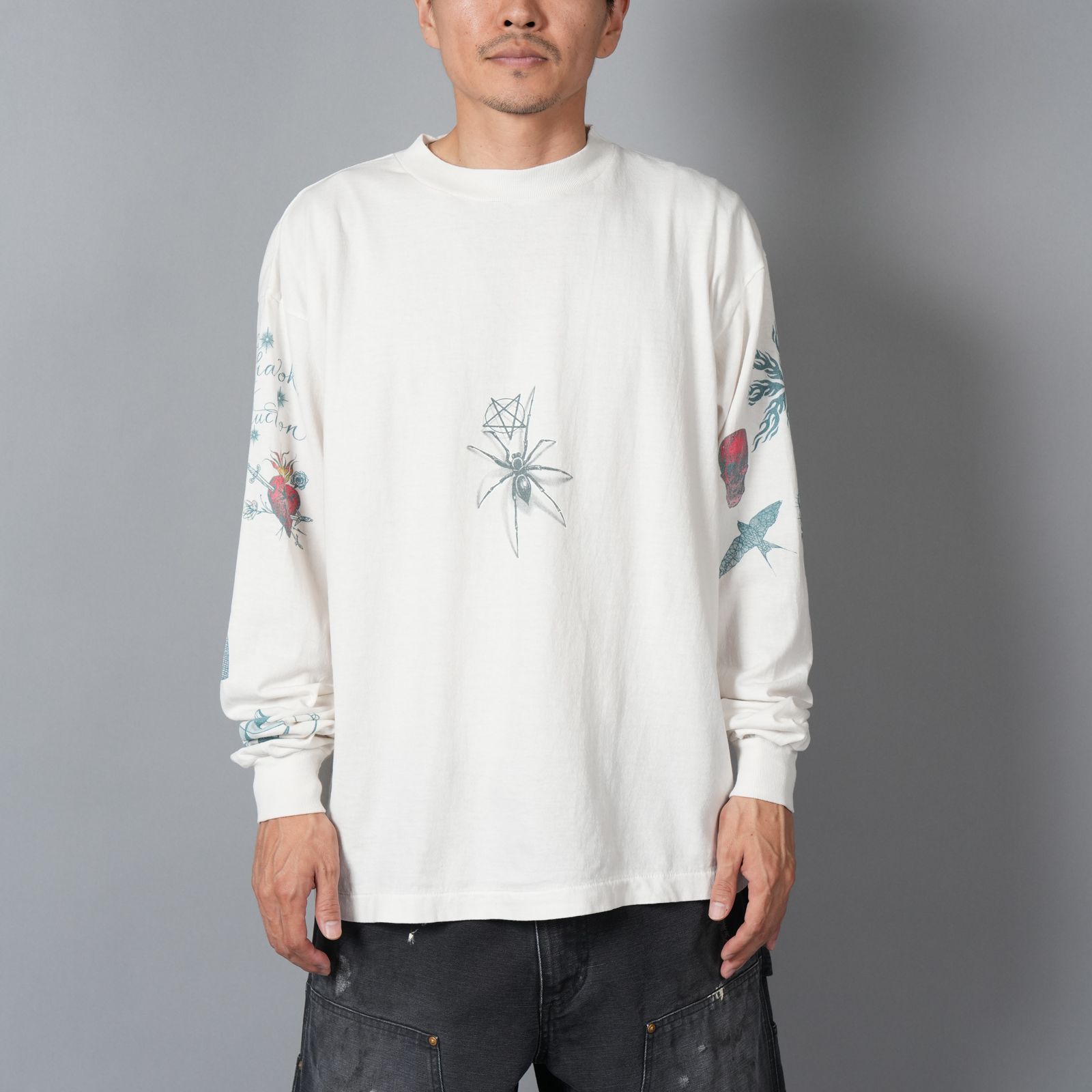 [コラボ] SM-HR1-0000-C29 / DW_LS TEE / TATTOO / WHITE / Tシャツ (ホワイト)