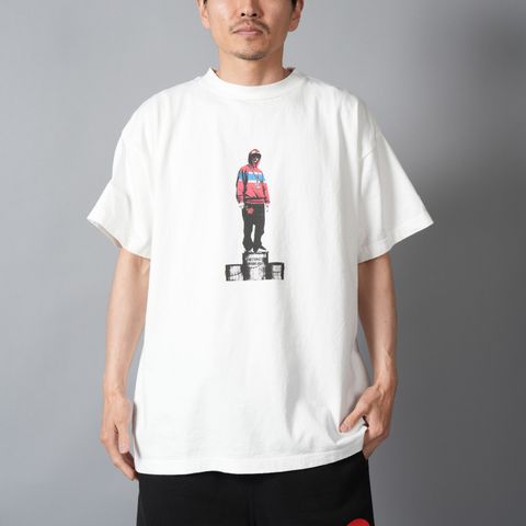 【コラボ】EU-MK8-0000-C34 / EU DK STAND SS TEE / WHITE / Tシャツ (ホワイト)