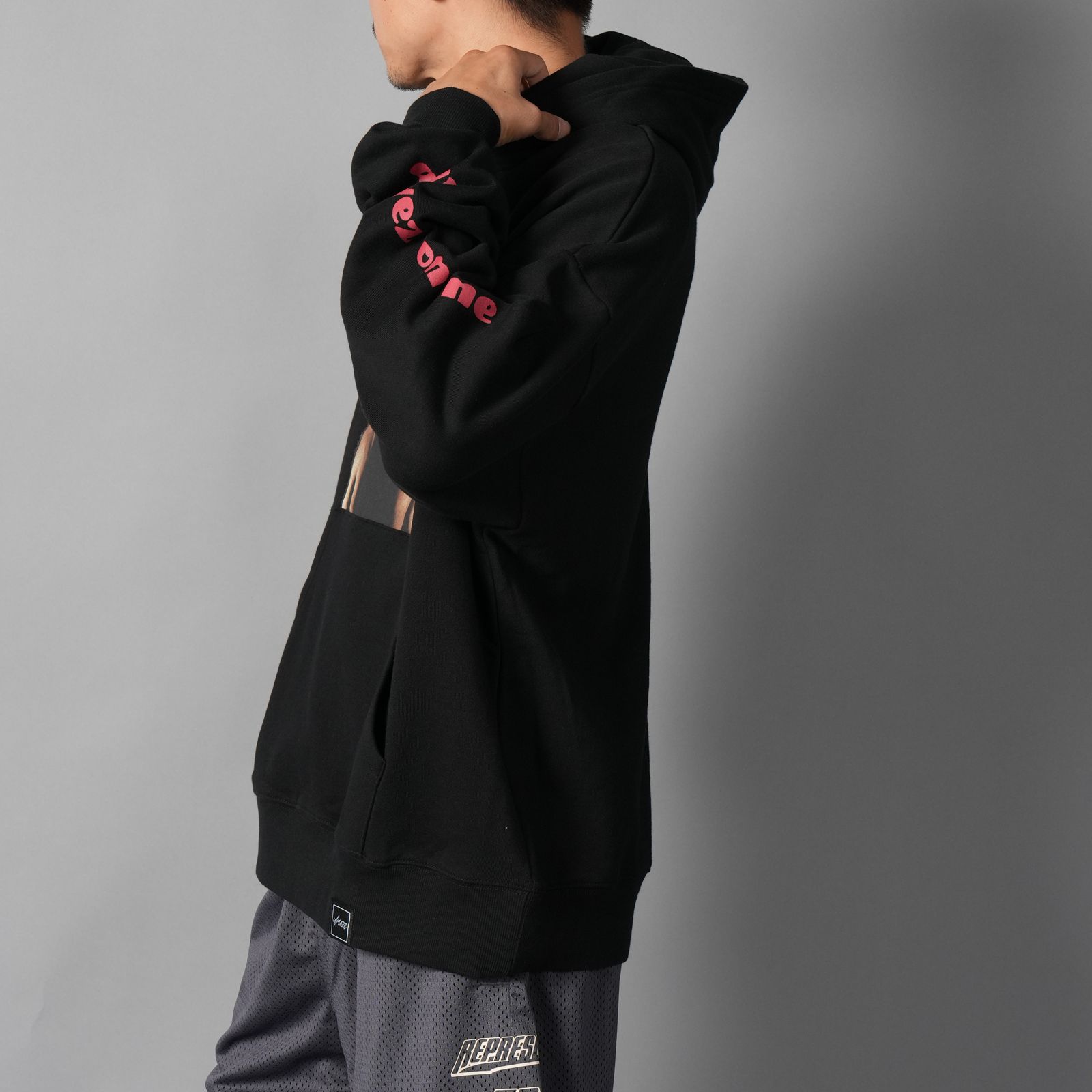UIZZ-24040 / Tupac / All Eyez On Me Back Hoodie / パーカー (ブラック)