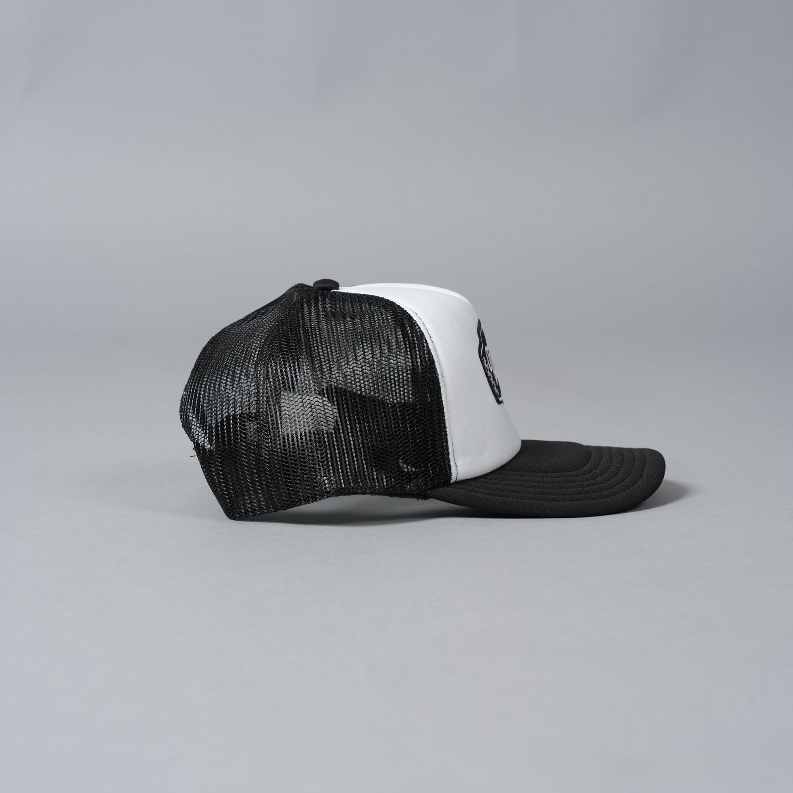 【ラスト1点】EMBROIDERED TRUCKER CAP "LM CLOTHING"   / メッシュキャップ (ホワイト/ブラック)