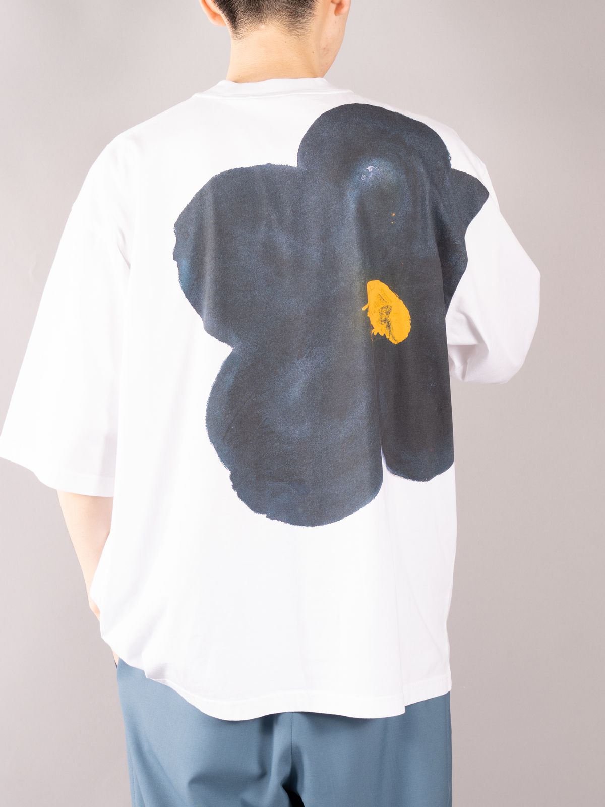 ラスト1点 / ブラックDAISYプリント ホワイトジャージー製クルーネックTシャツ (ホワイト) - 48