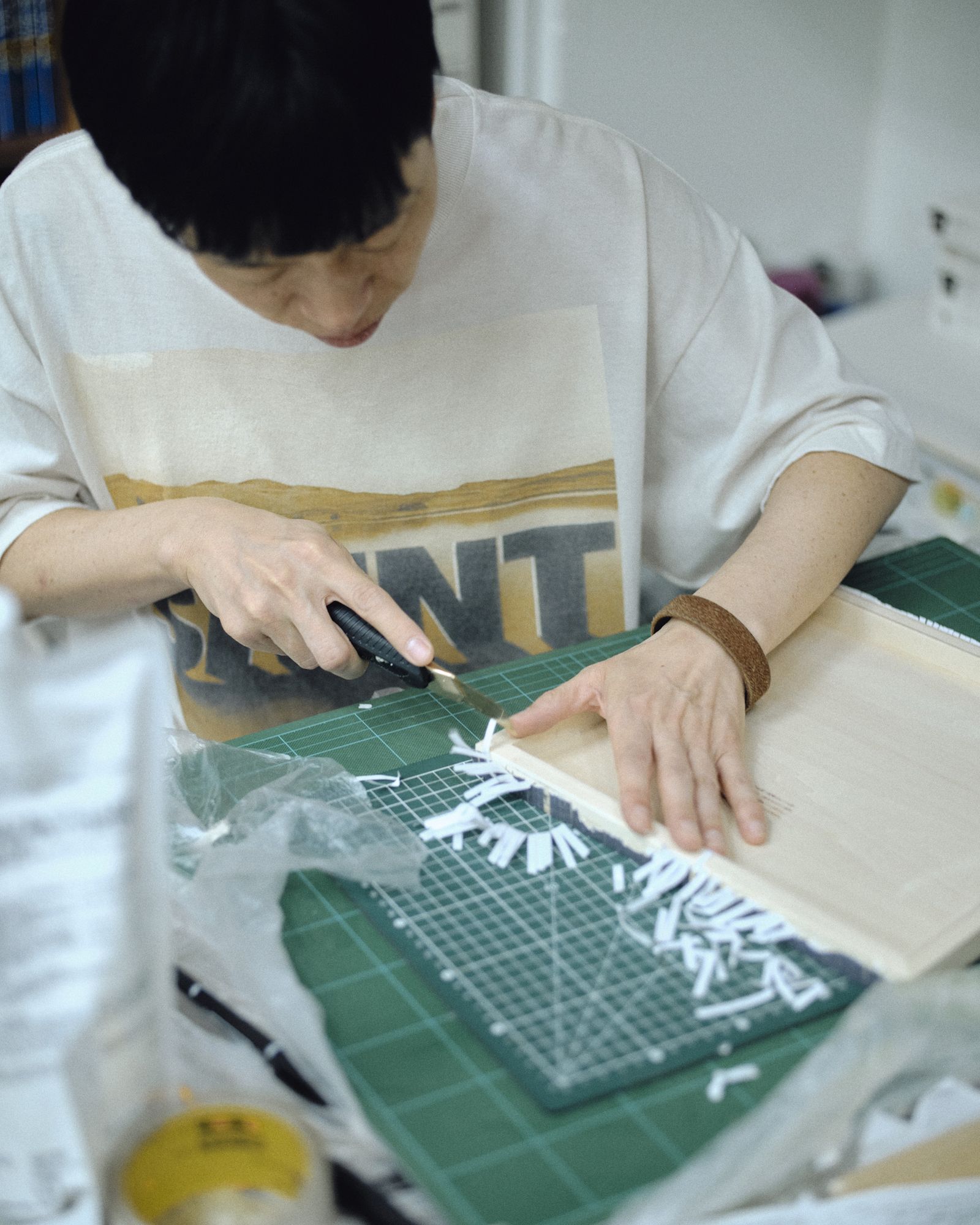 【コラボ】SM-MK1-0000-C15 / KK_SS T-SHIRT / DESERT / WHITE / Tシャツ (ホワイト)