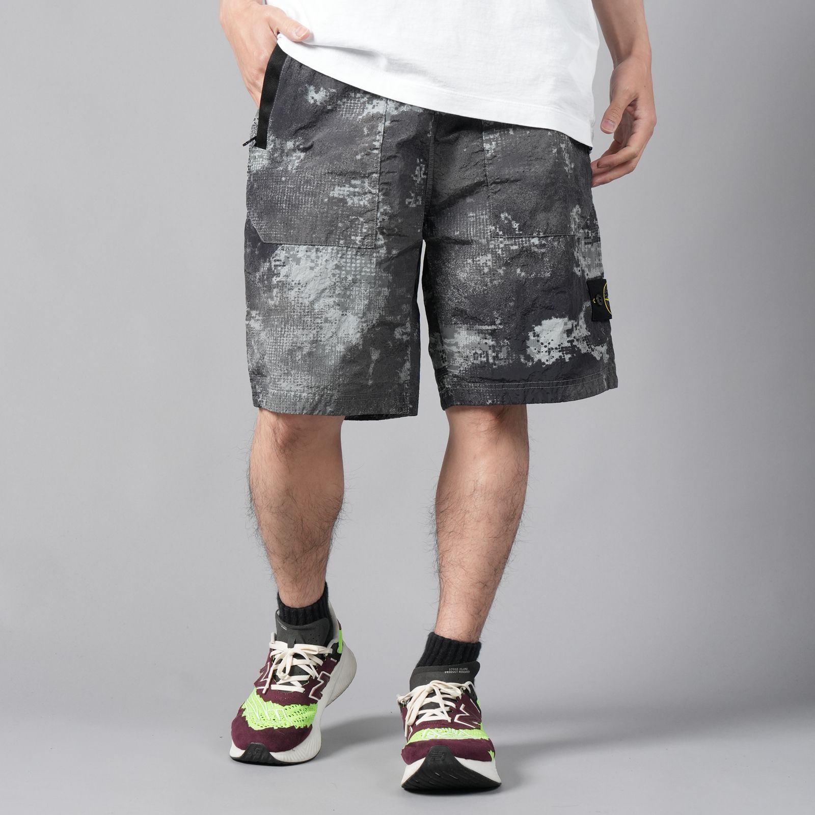 STONE ISLAND - 【ラスト1点】L20E1 / DISSOLVING GRID CAMOUFLAGE ON ECONYL  REGENERATED NYLON / SWIM SHORTS / ナイロンハーフパンツ [水陸両用] (ベージュ) | Confidence