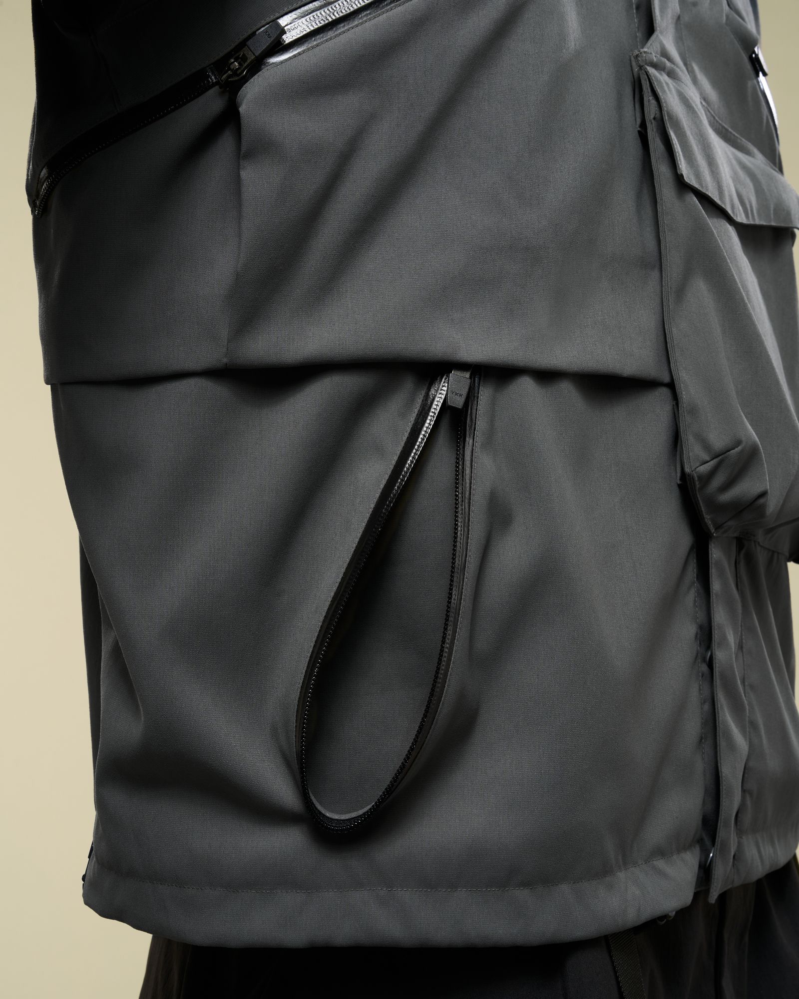 【残りわずか】V1A-M / NYLON STRETCH INTERROPS VEST / ベスト [ワイドフィット] (グレー)