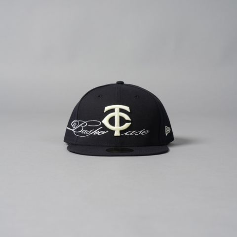 【コラボ】TWINS, fitted cap / キャップ (ネイビー)