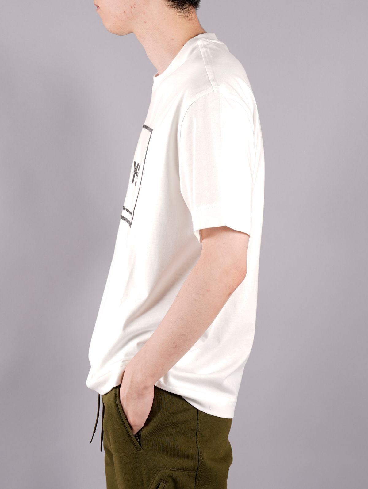ラスト1点 / U SQUARE LABEL GRAPHIC SS T / ユニセックス スクエア ラベル グラフィック Tシャツ (ホワイト)