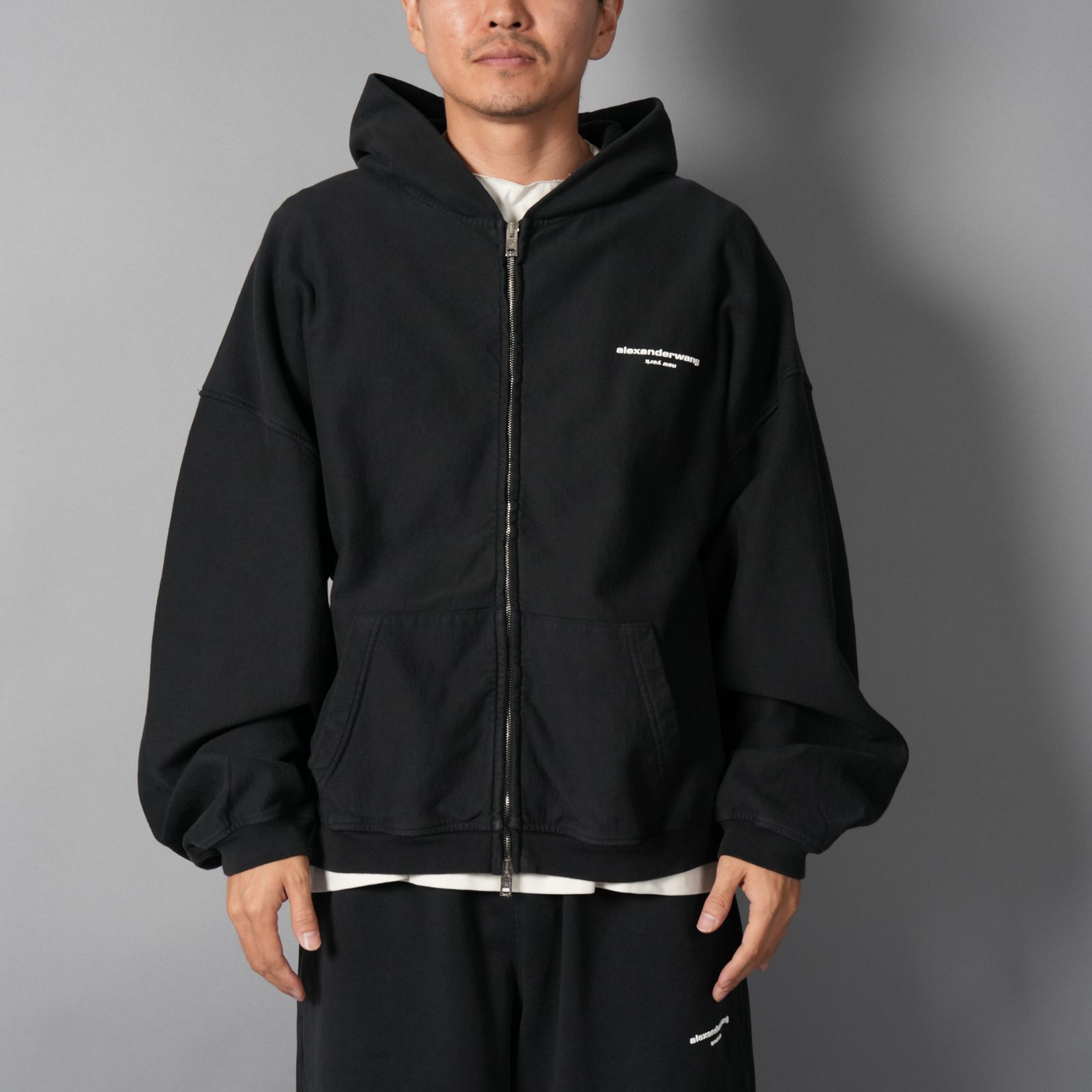 【残りわずか】OVERSIZED ZIP-UP HOODIE W/ LOGO PRINT / オーバーサイズ ジップアップフーディー ロゴプリント / ジップアップパーカー (ウォッシュドブラック)
