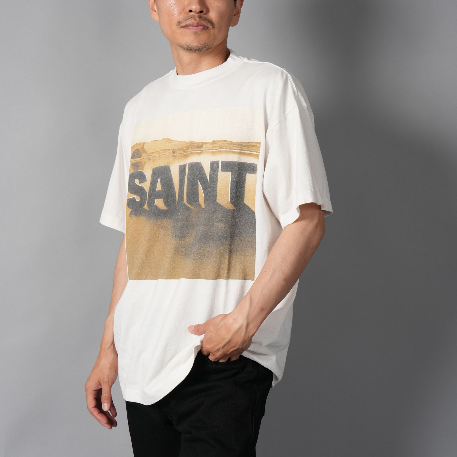 【残りわずか】【コラボ】SM-MK1-0000-C15 / KK_SS T-SHIRT / DESERT / WHITE / Tシャツ (ホワイト)