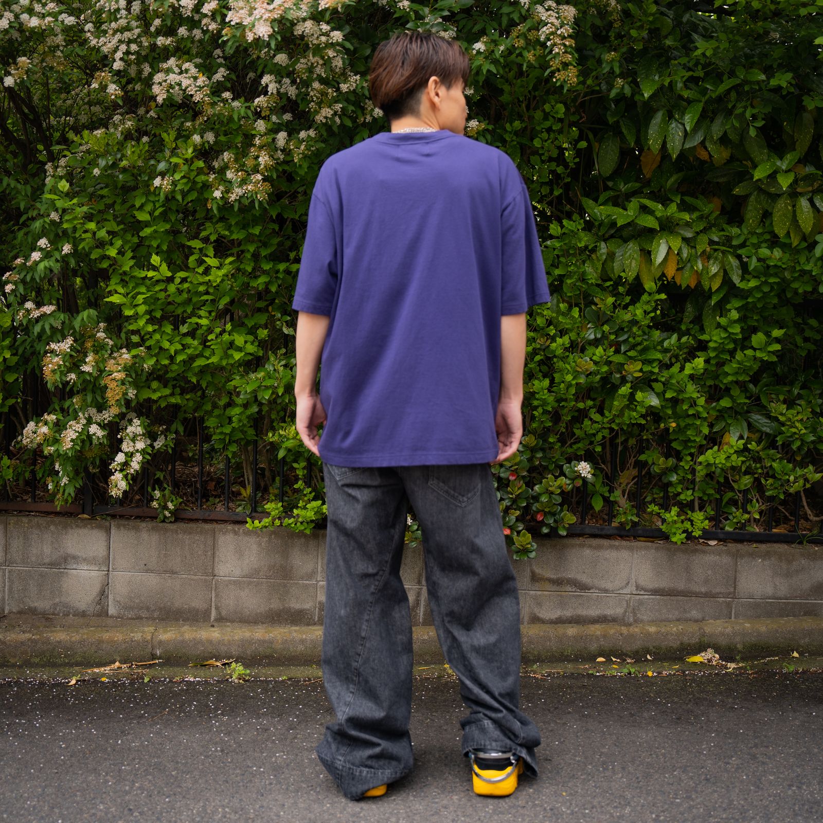 今シーズンのテーマでもある"ANANKE"のグラフィックをプリントしたTシャツ