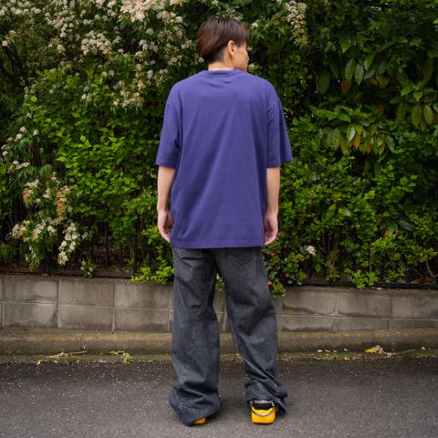 今シーズンのテーマでもある"ANANKE"のグラフィックをプリントしたTシャツ