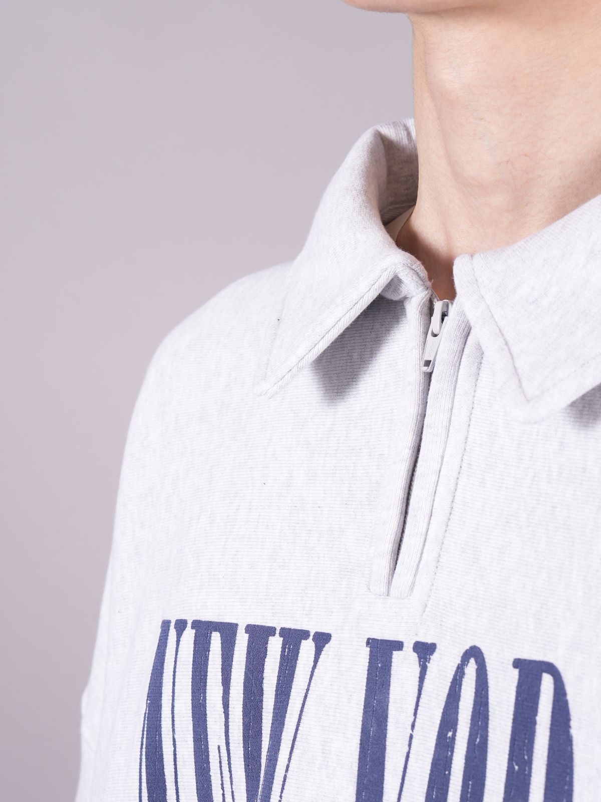 【ラスト1点】HALF ZIP SWEATSHIRT WITH NY PUFF GRAPHIC  / ハーフジップ スウェット 【ユニセックス】 (ライトヘザーグレー)