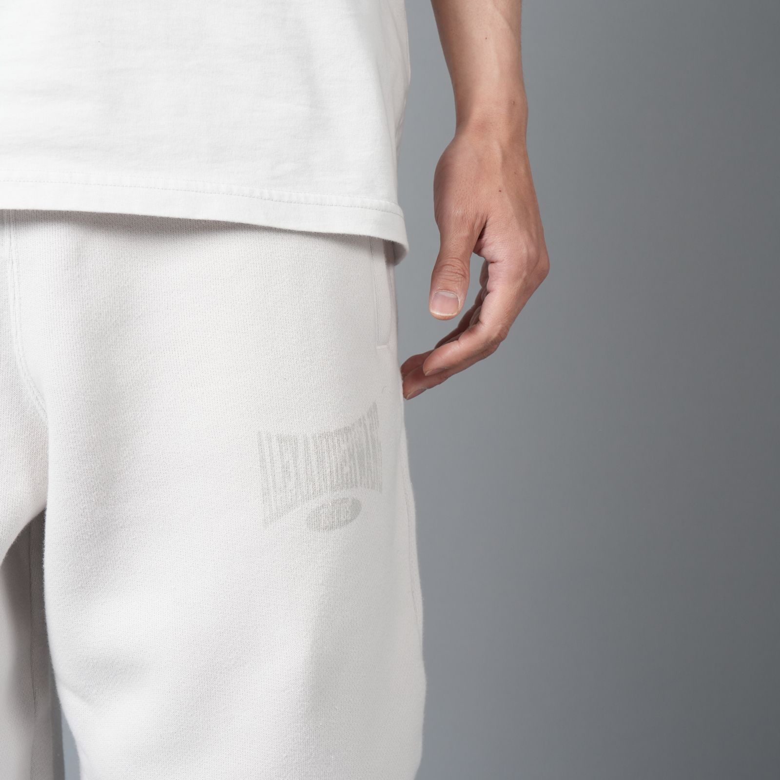 【ラスト1点】GRAPHIC SWEATPANTS / グラフィック クルーネックスウェットパンツ   (ダーティーホワイト)
