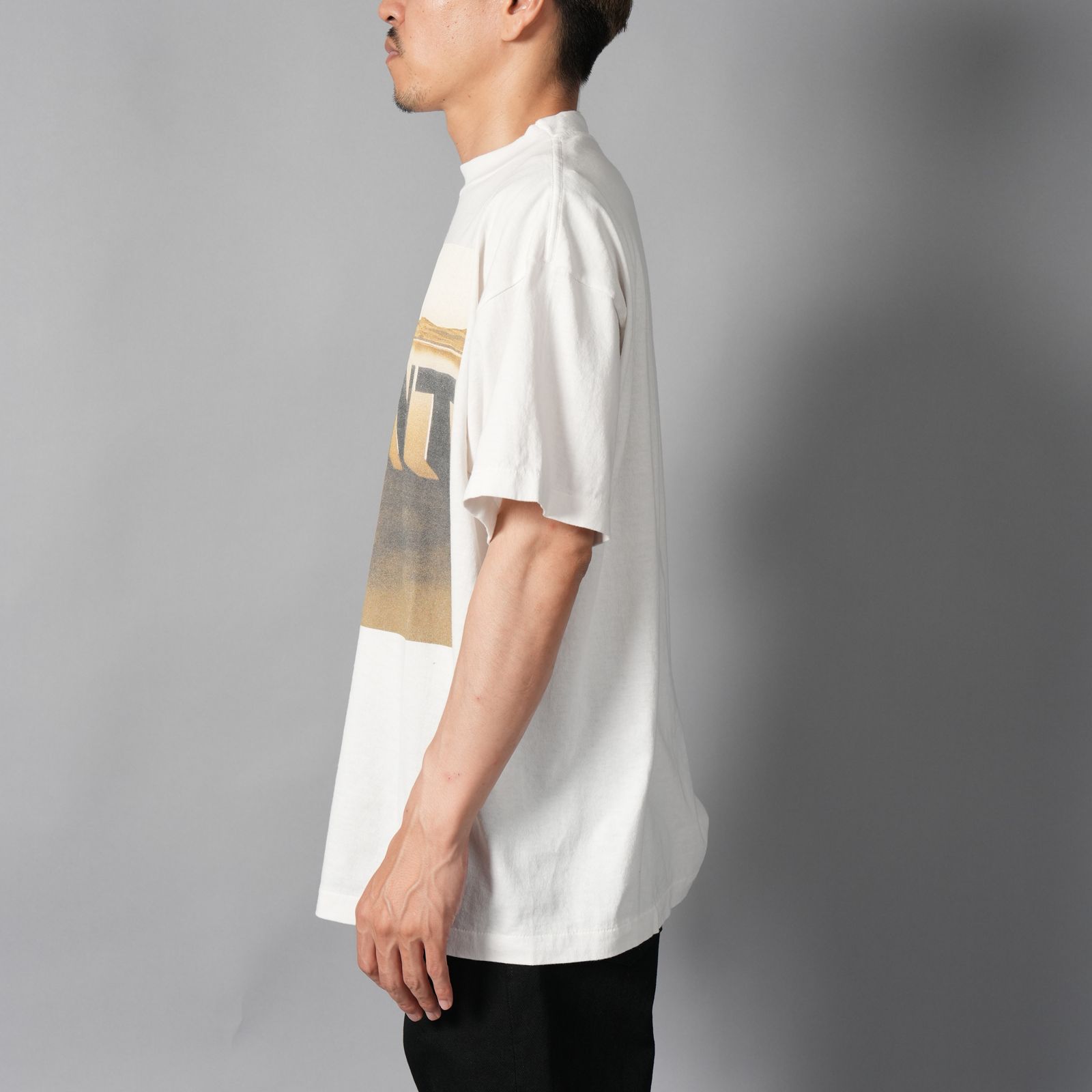 【残りわずか】【コラボ】SM-MK1-0000-C15 / KK_SS T-SHIRT / DESERT / WHITE / Tシャツ (ホワイト)