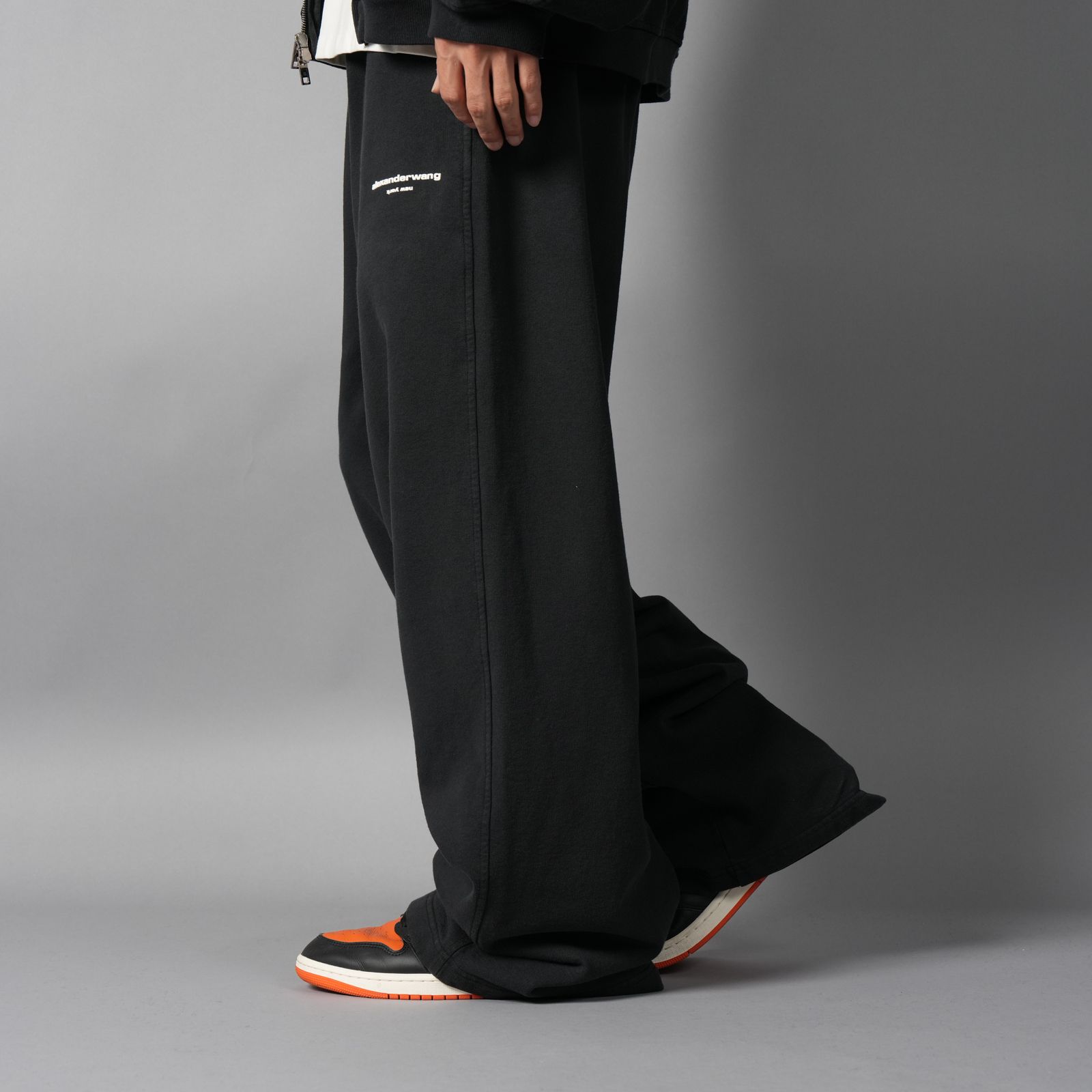 【残りわずか】MID-RISE OVERSIZED SWEATPANT W/ LOGO PRINT / ミッドライズ オーバーサイズ スウェットパンツ (ウォッシュドブラック)