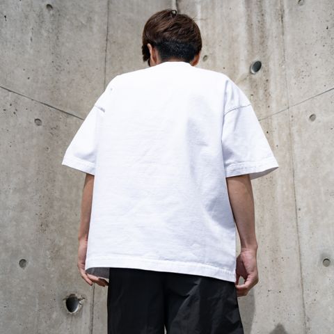 ベーシックなTシャツでありながらシルエット丈のバランスなどを突き詰めた定番Tシャツ。