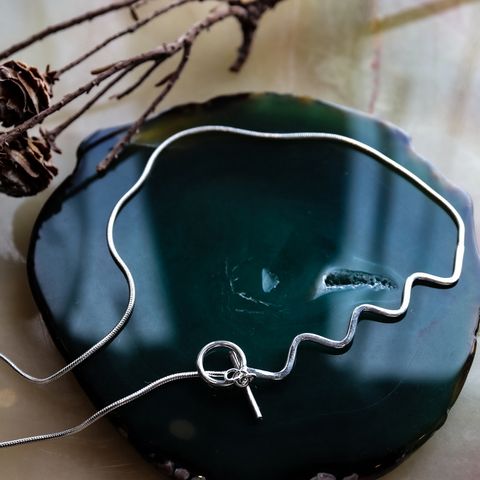 「LINE NECKLACE ZIG SHORT」ネックレス