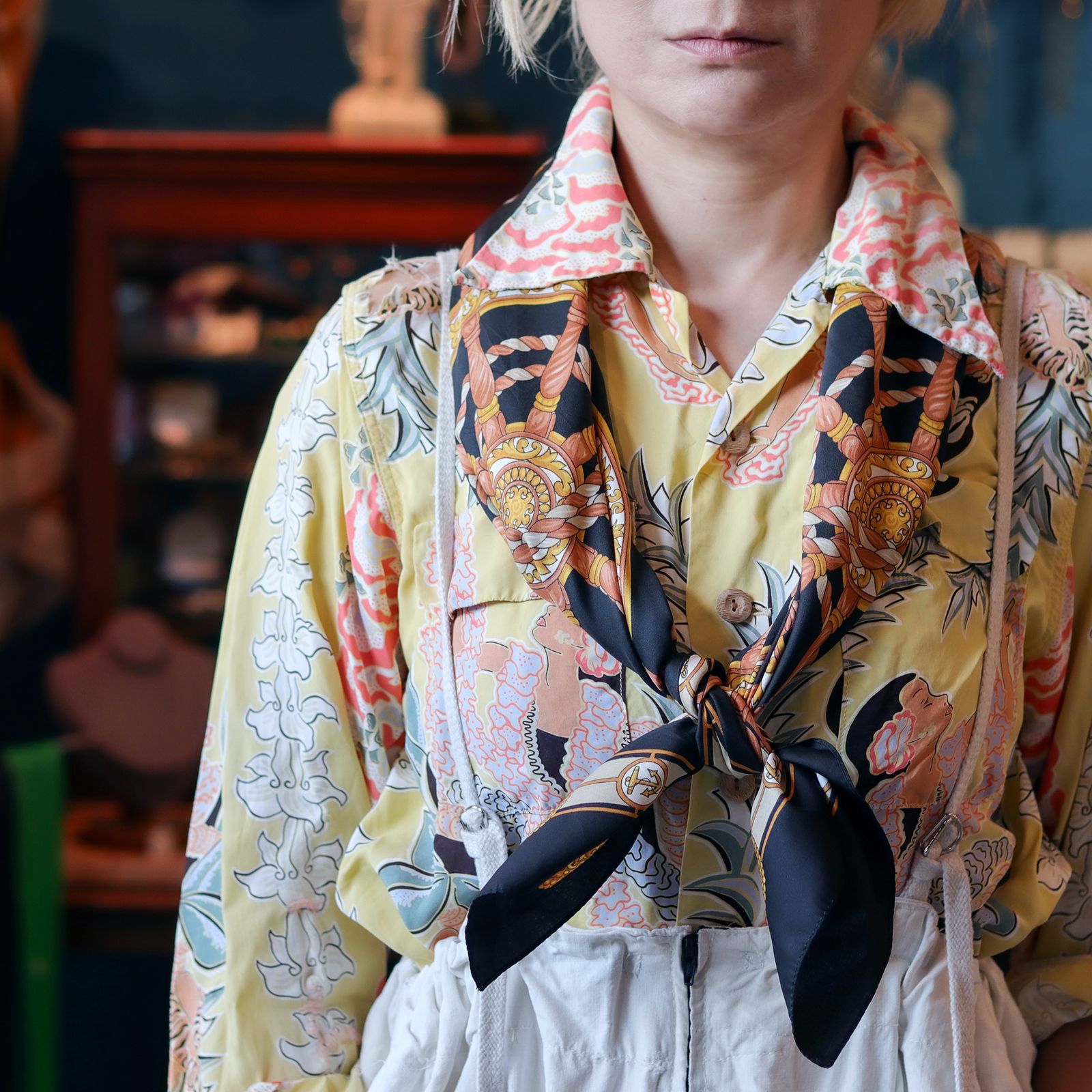 「ゴールデンヘルム」ヴィンテージスカーフ ヨーロッパ