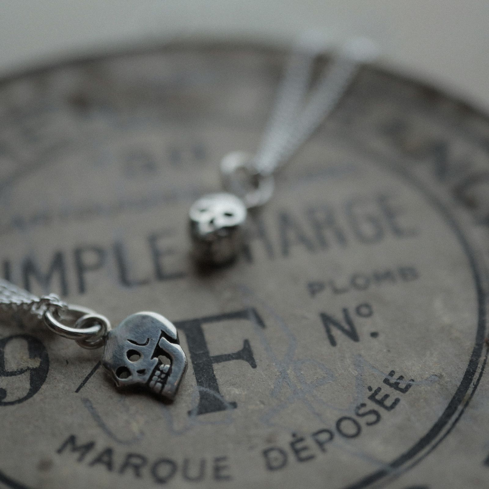 「Teeny Tiny Nutter Skull Necklace」ネックレス