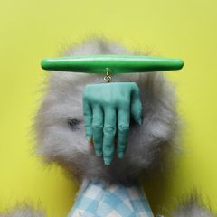 「手」ブローチ