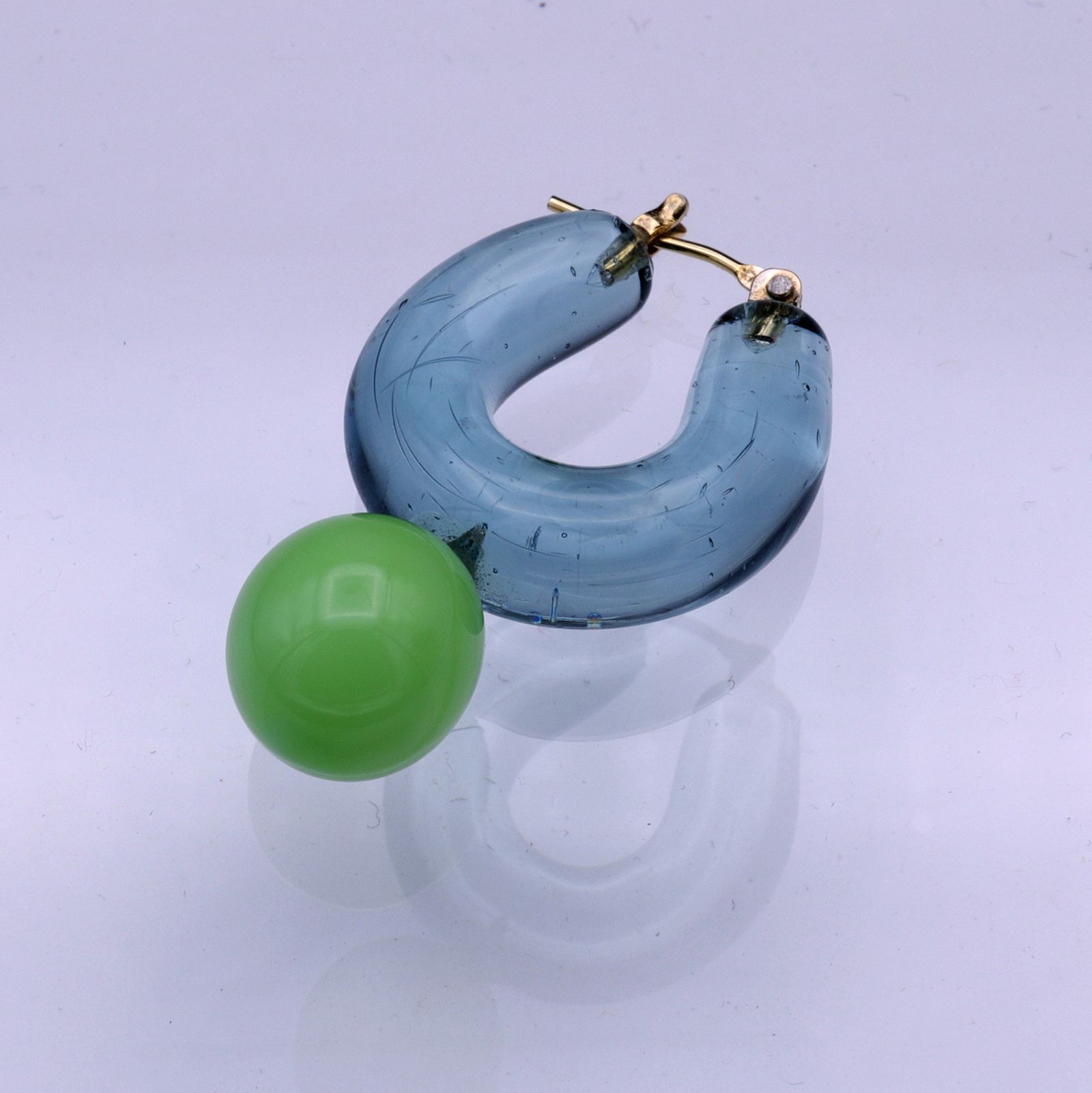 「Glass Hoop "C" Pierce MINI」ピアス(片耳) コーマ&グリーン