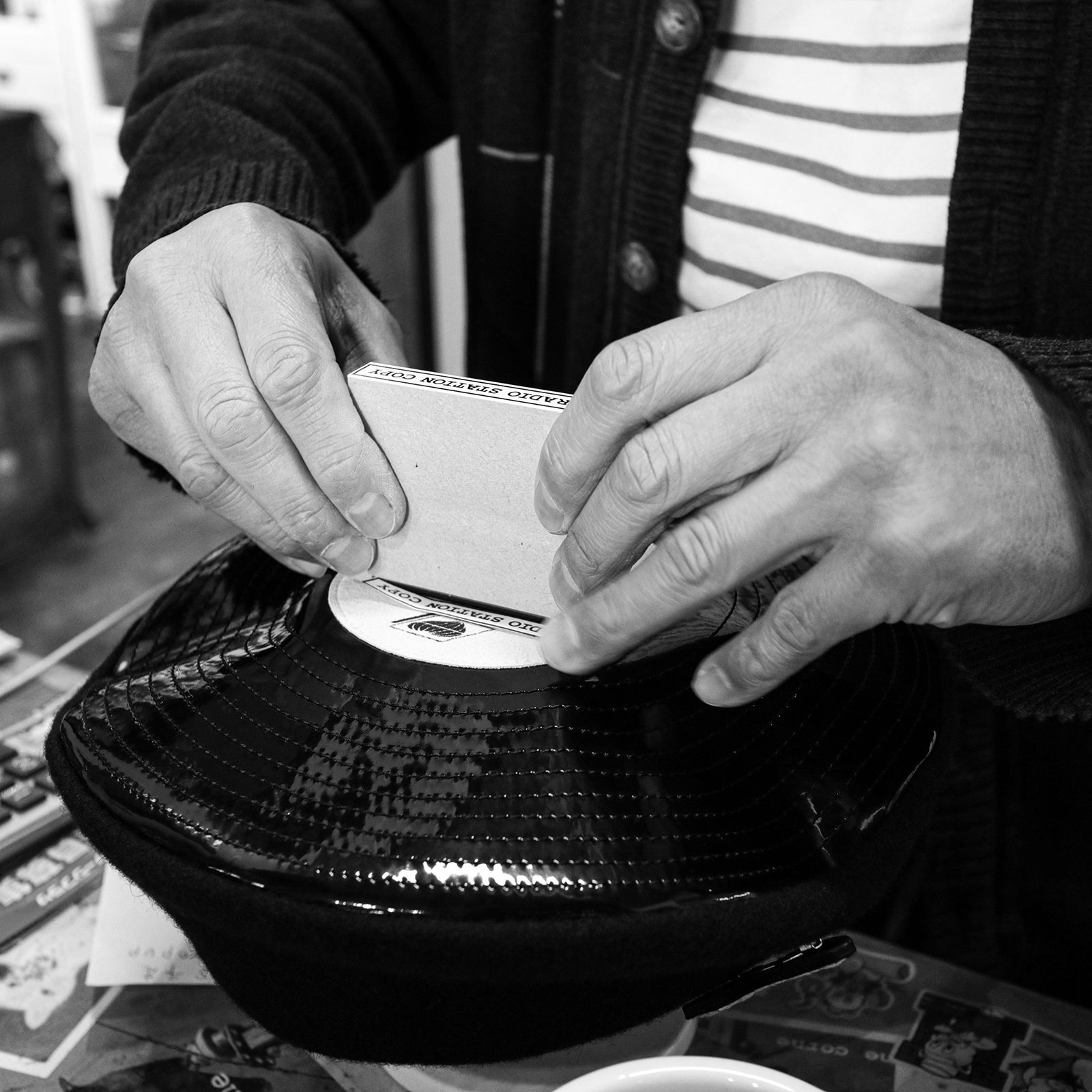 【送料無料対象外】エナメルレコードベレー Radio Station Copy Edition ホワイト×ブラック