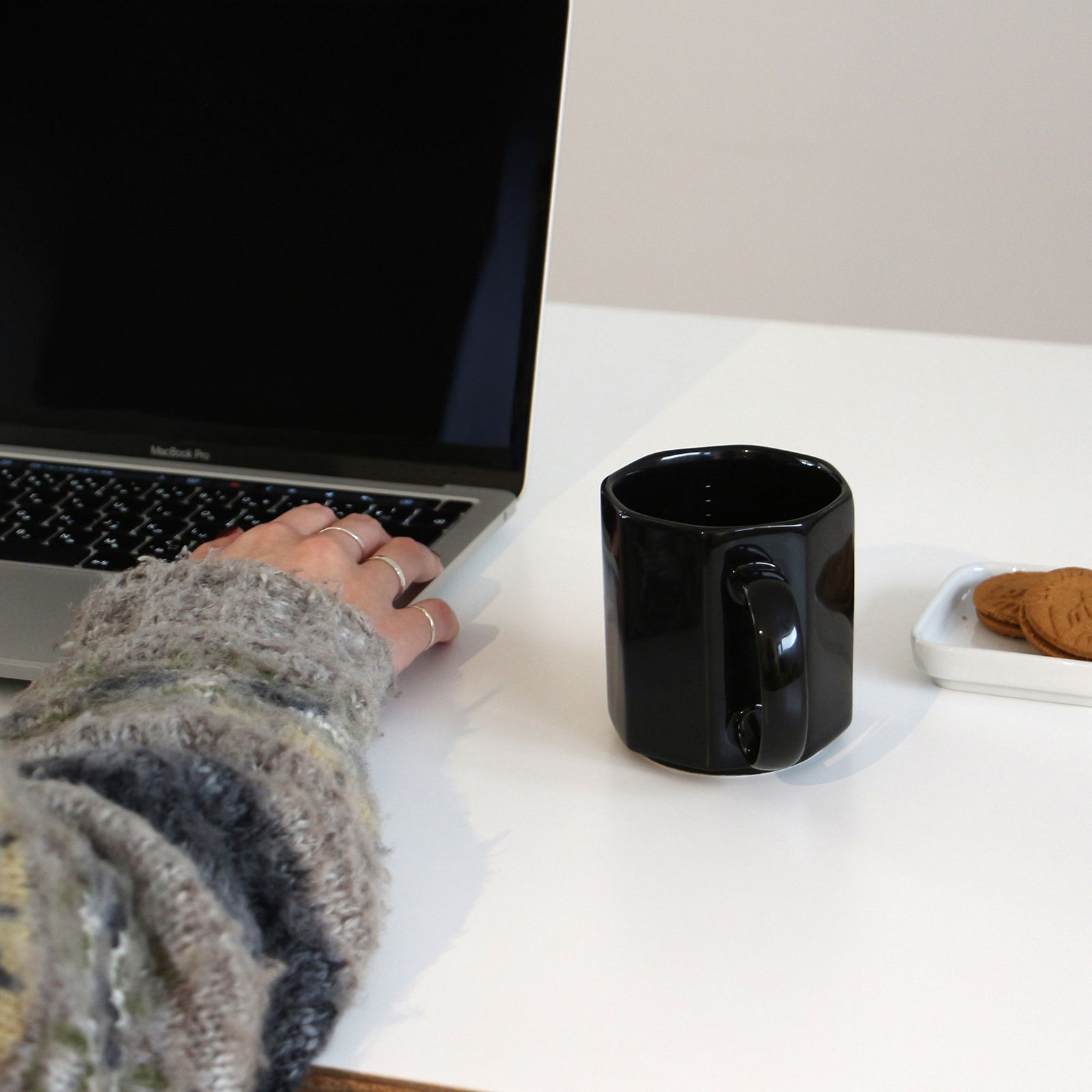 PORCELAIN MEASURING MUG "Black"