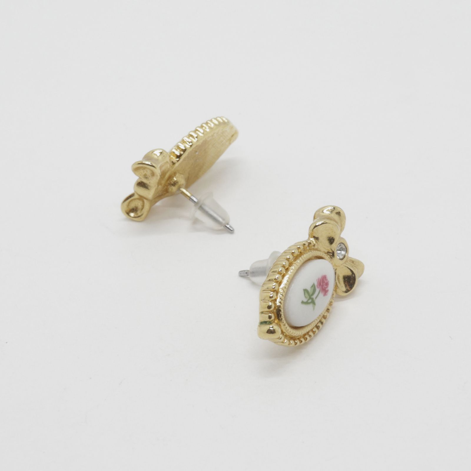 「リボンオーバルフレーム」ピアス ヨーロッパ AVON