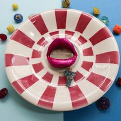 「LIP7ラインストーン」ブローチ