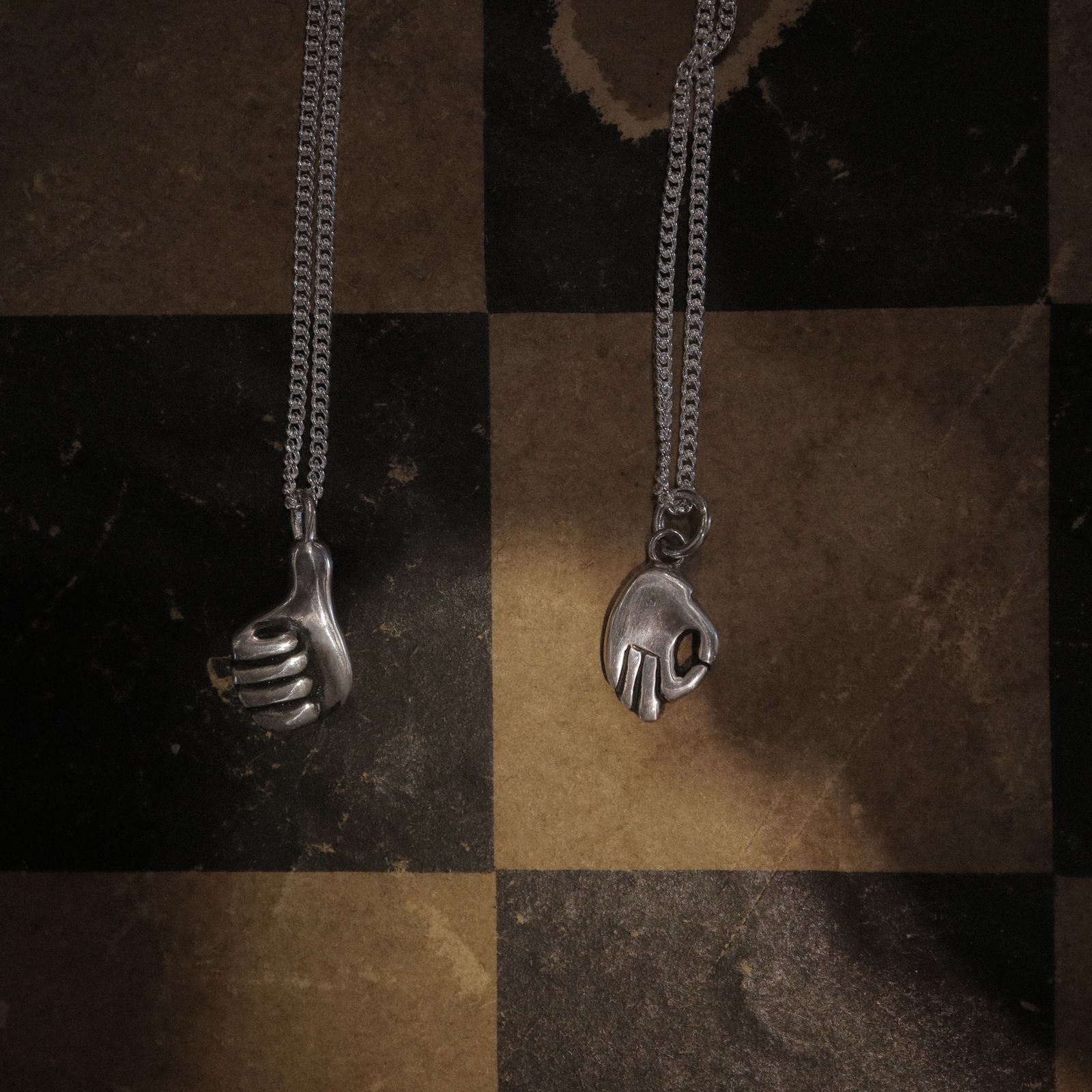 「Thumbs Up Necklace」ネックレス