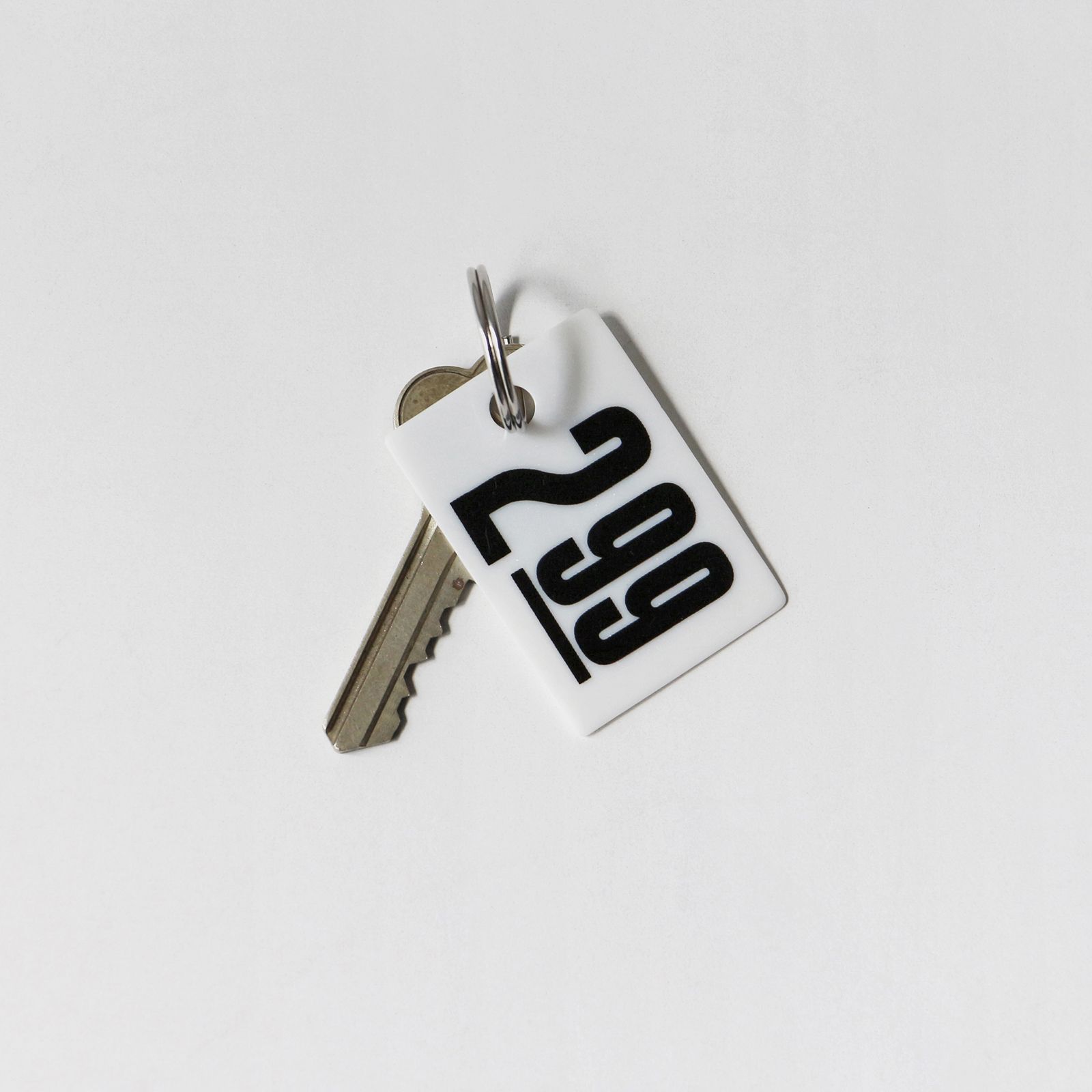「ANALOG HUNTER PRICE TAG KEY PLATE」キーホルダー