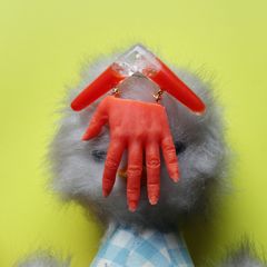 「手」ブローチ