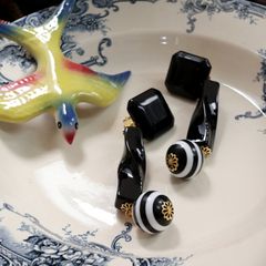 「モノトーンツイスト＆ラウンド」イヤリング