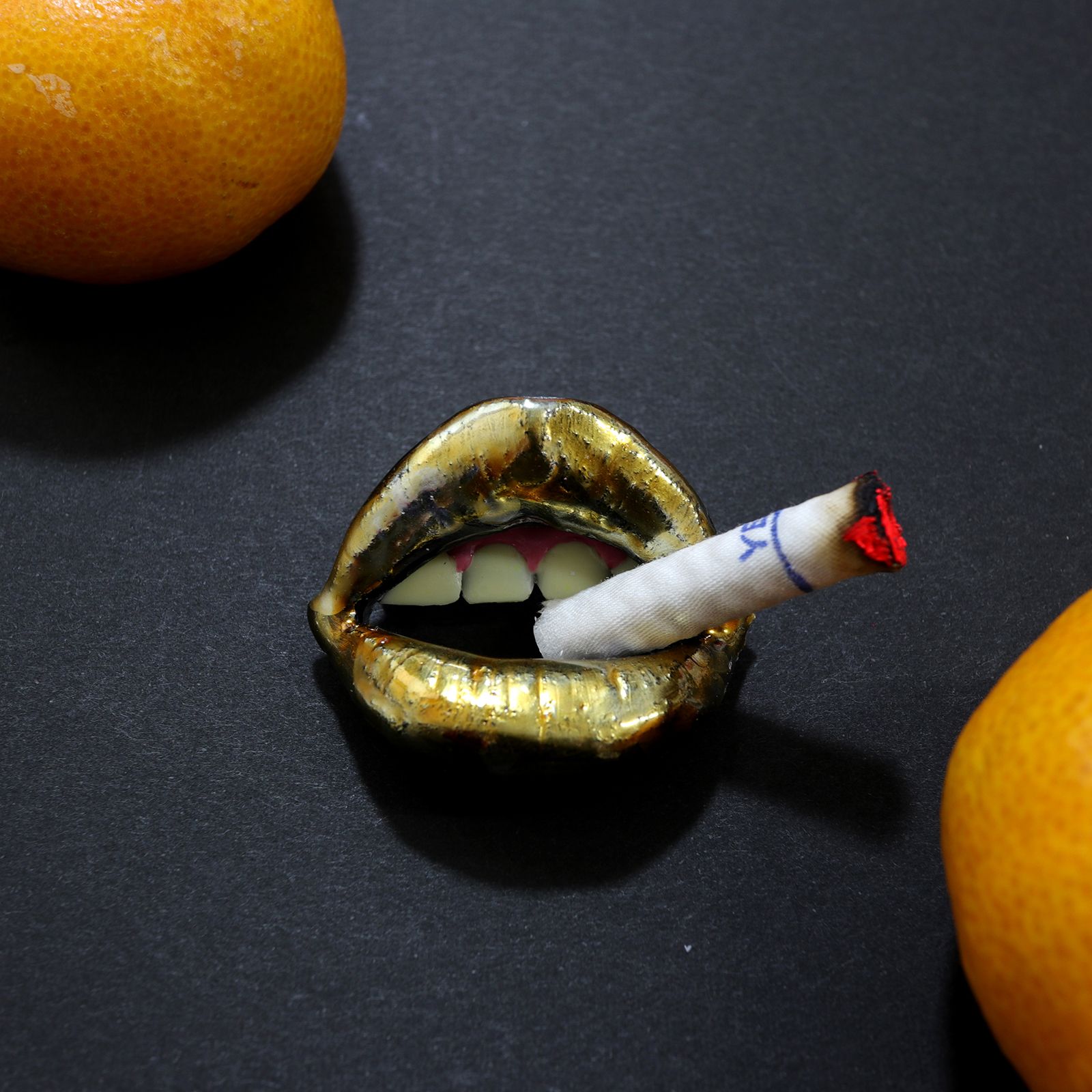 「LIPタバコ」ブローチ ゴールド
