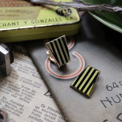 「ストライプトラぺゾイド」イヤリング フランス