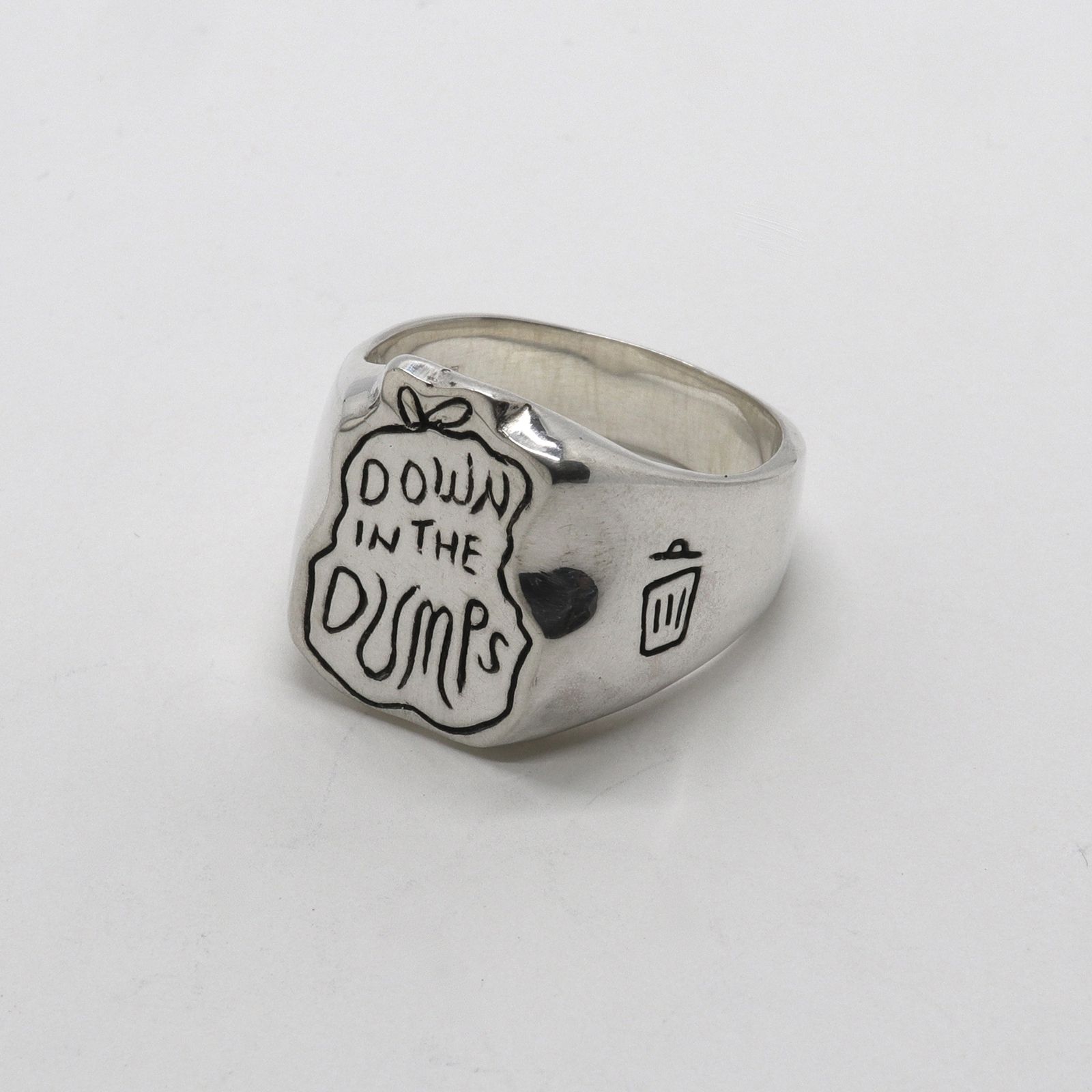 「Down in the Dumps Ring」リング