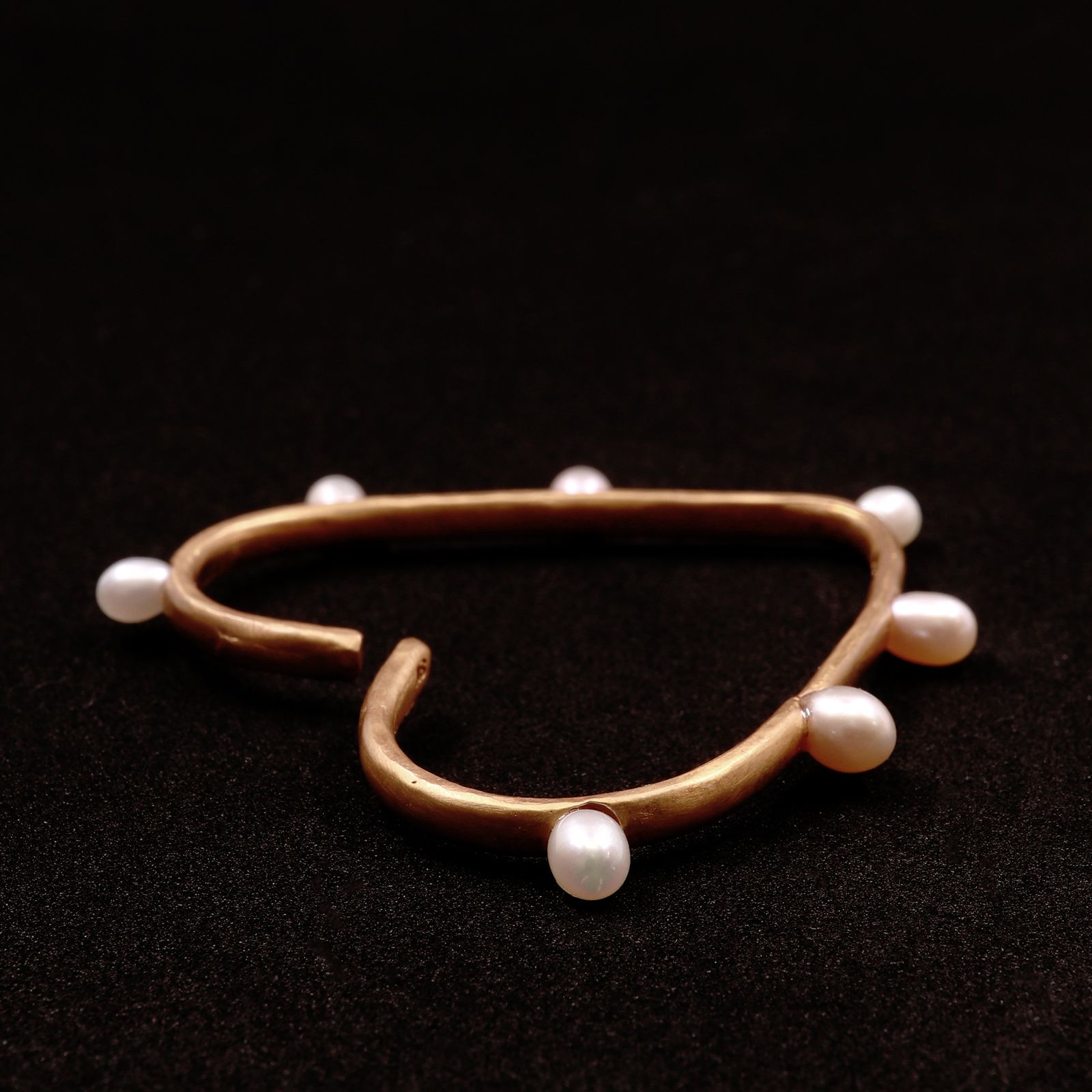 「TRUMP QUEEN JEWEL CUFF」イヤーカフ ゴールド