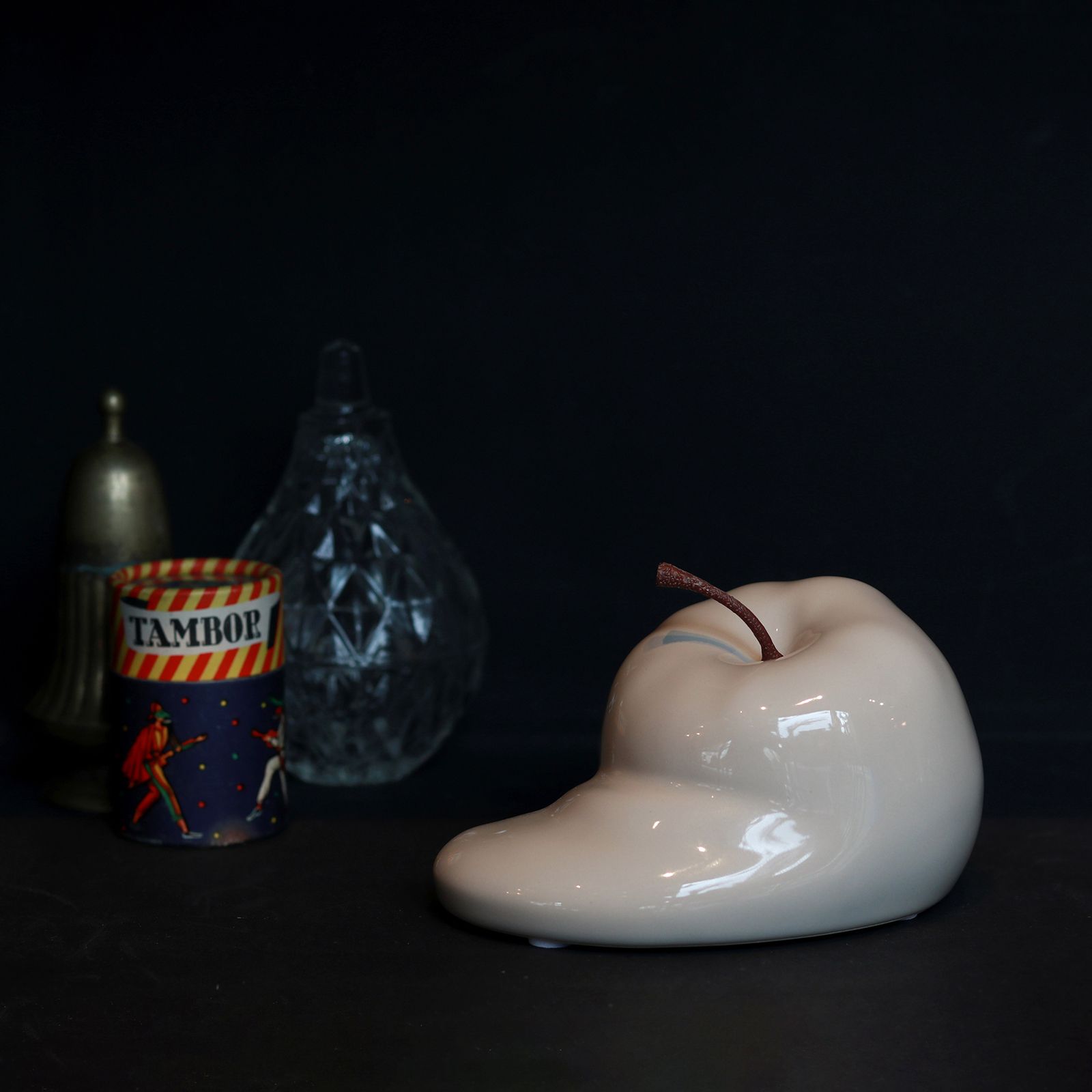 「ROBBEN MARBLY」溶けたリンゴのオブジェ