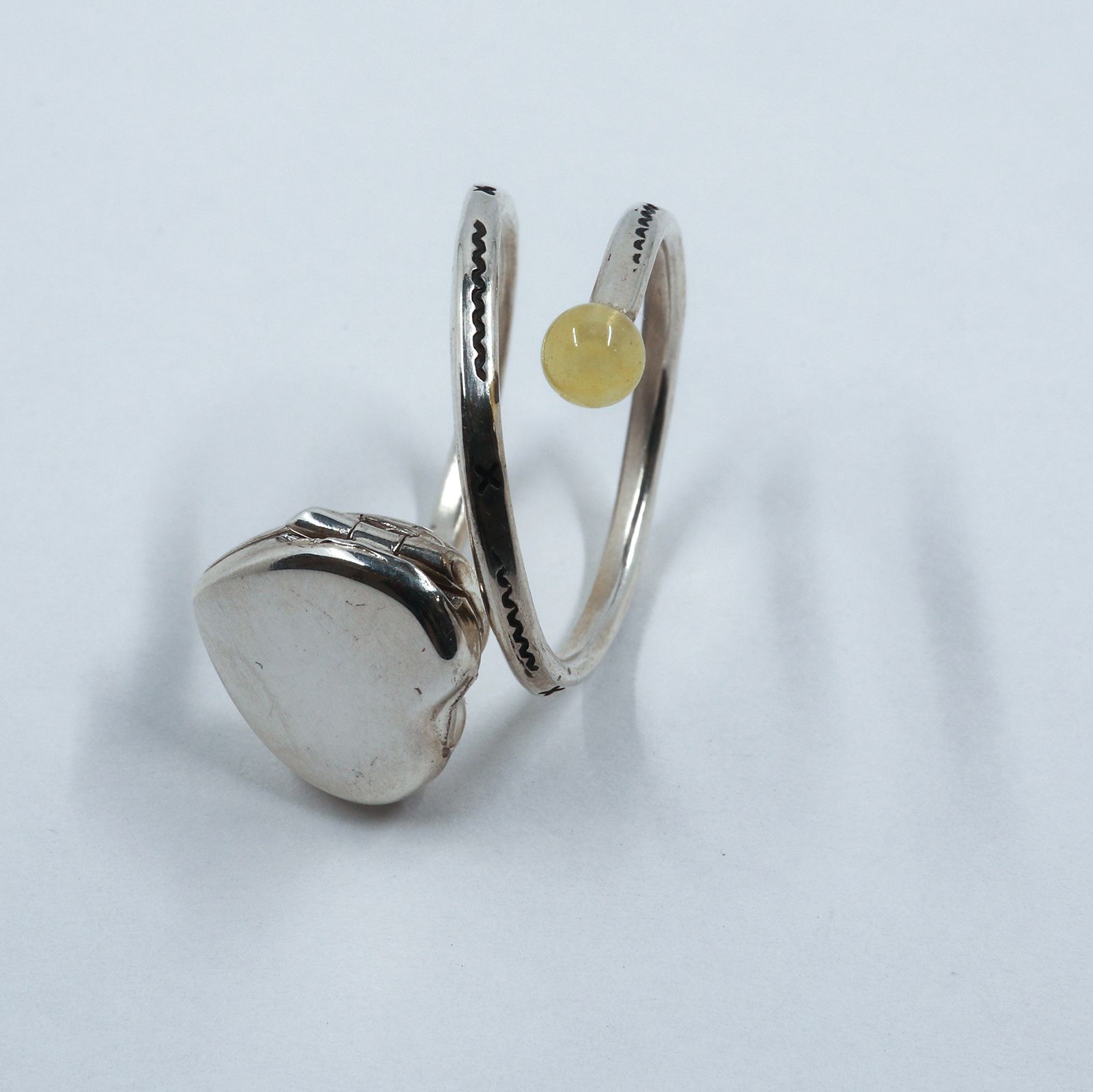 「HEART LOCKET SPIRAL RING」リング