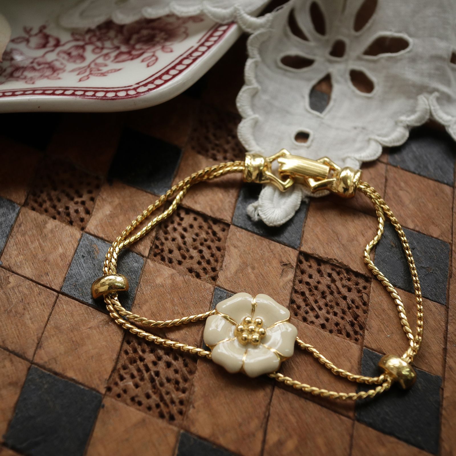 「エナメルフローラル white」ブレスレット ヨーロッパ Goldette デッドストック
