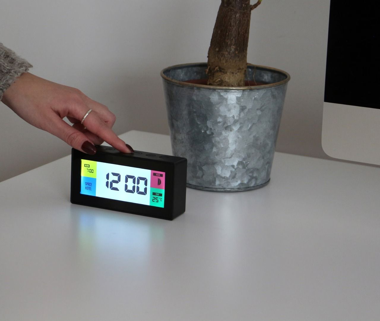 「Robot Alarm Clock "Black/White" SPACE HOTEL」多機能クロック イギリス