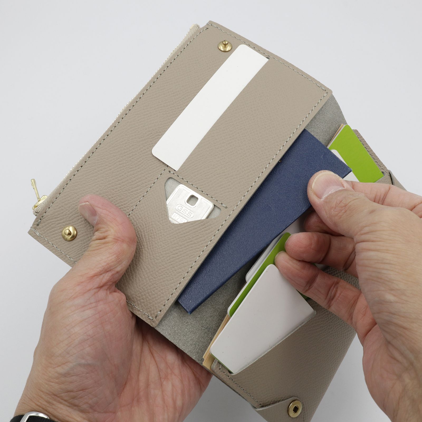 「小さく薄い長財布UNO ver.2 Plus Metallic Shrink」gunmetal silver