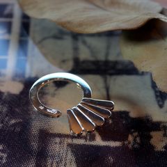 「PEACOCK EYERLUSH RING」リング