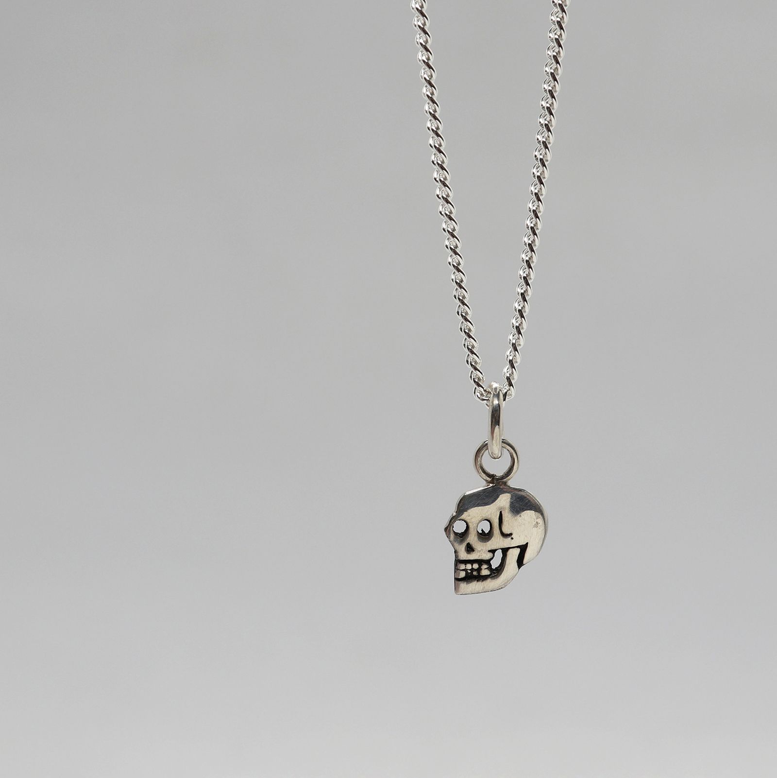 「Teeny Tiny Nutter Skull Necklace」ネックレス