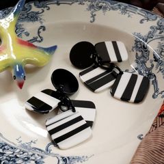 「モノトーンスイングスクエア」イヤリング
