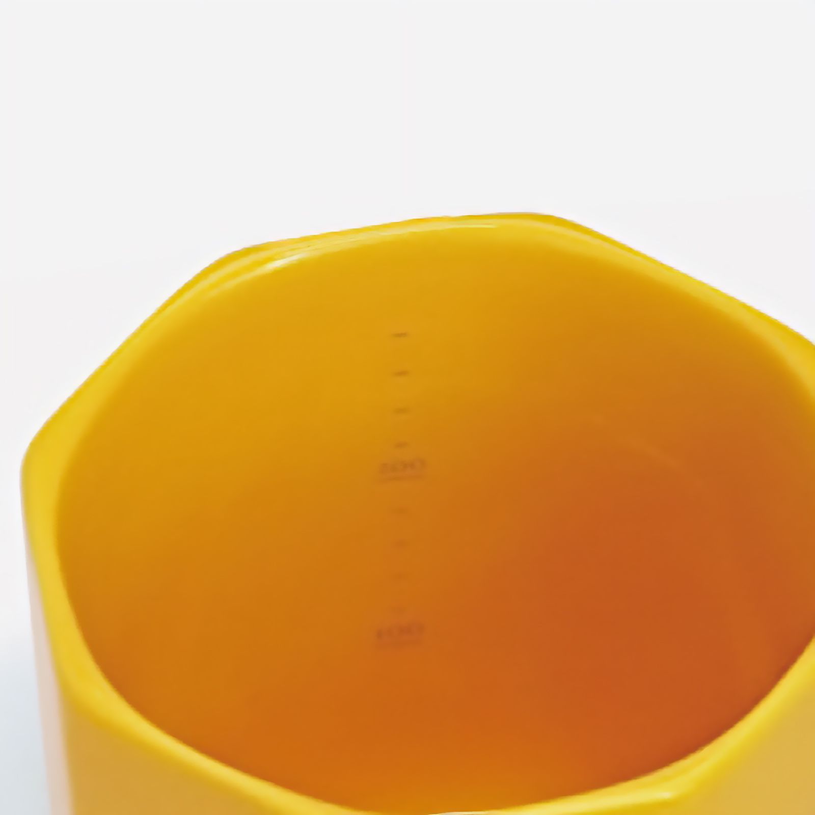 PORCELAIN MEASURING MUG "Yellow"