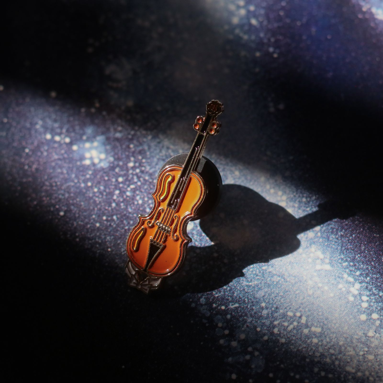 「Violin」ピンズ ルネ・マグリット