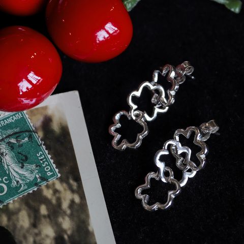 「Flower Chain Stud Earrings」ピアス