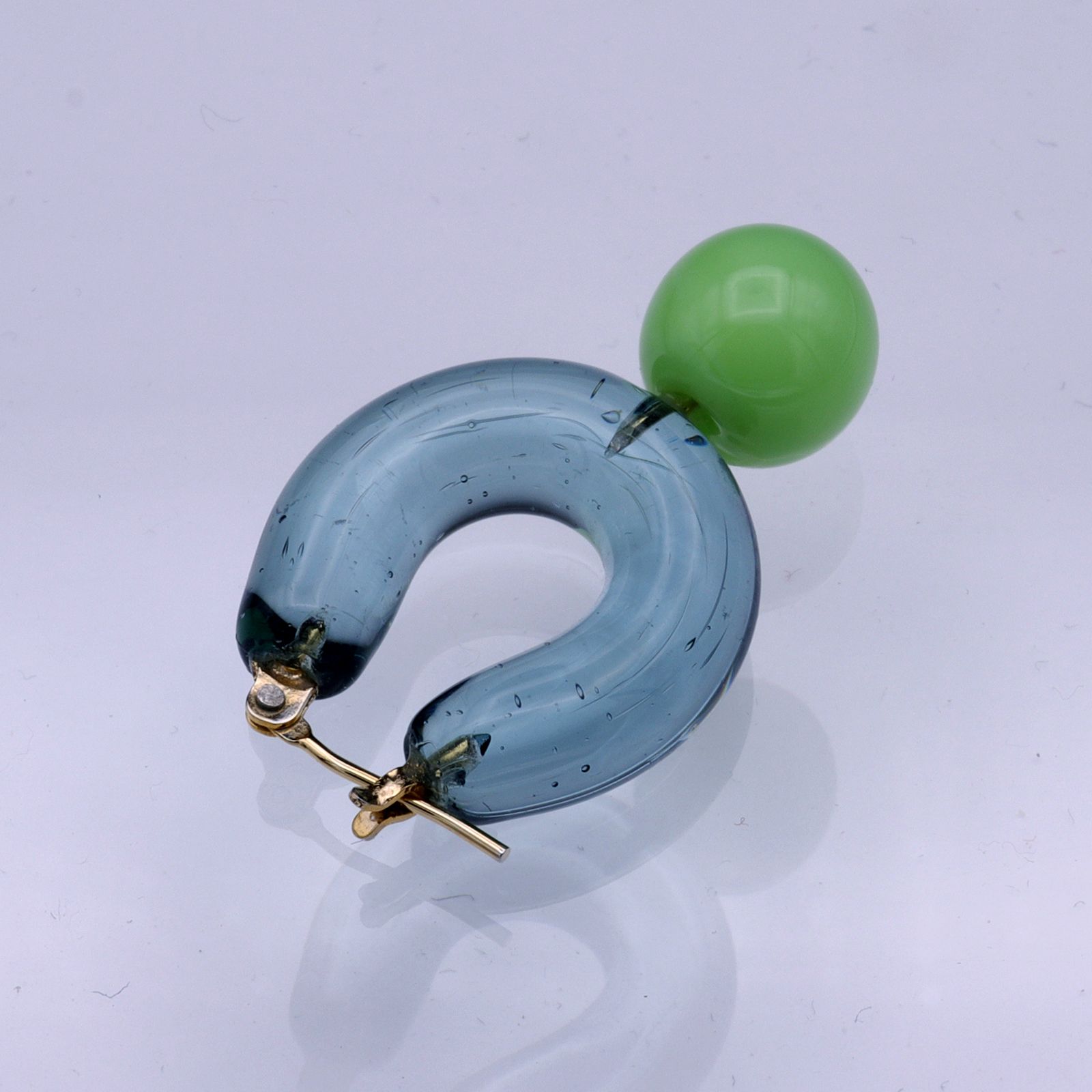 「Glass Hoop "C" Pierce MINI」ピアス(片耳) コーマ&グリーン